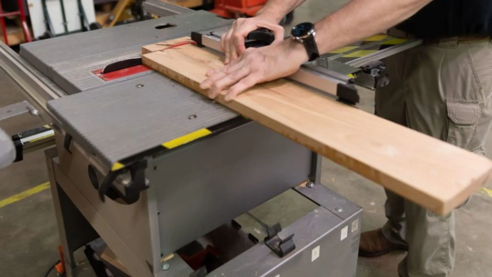 Let’s take a look at different parts of a table saw