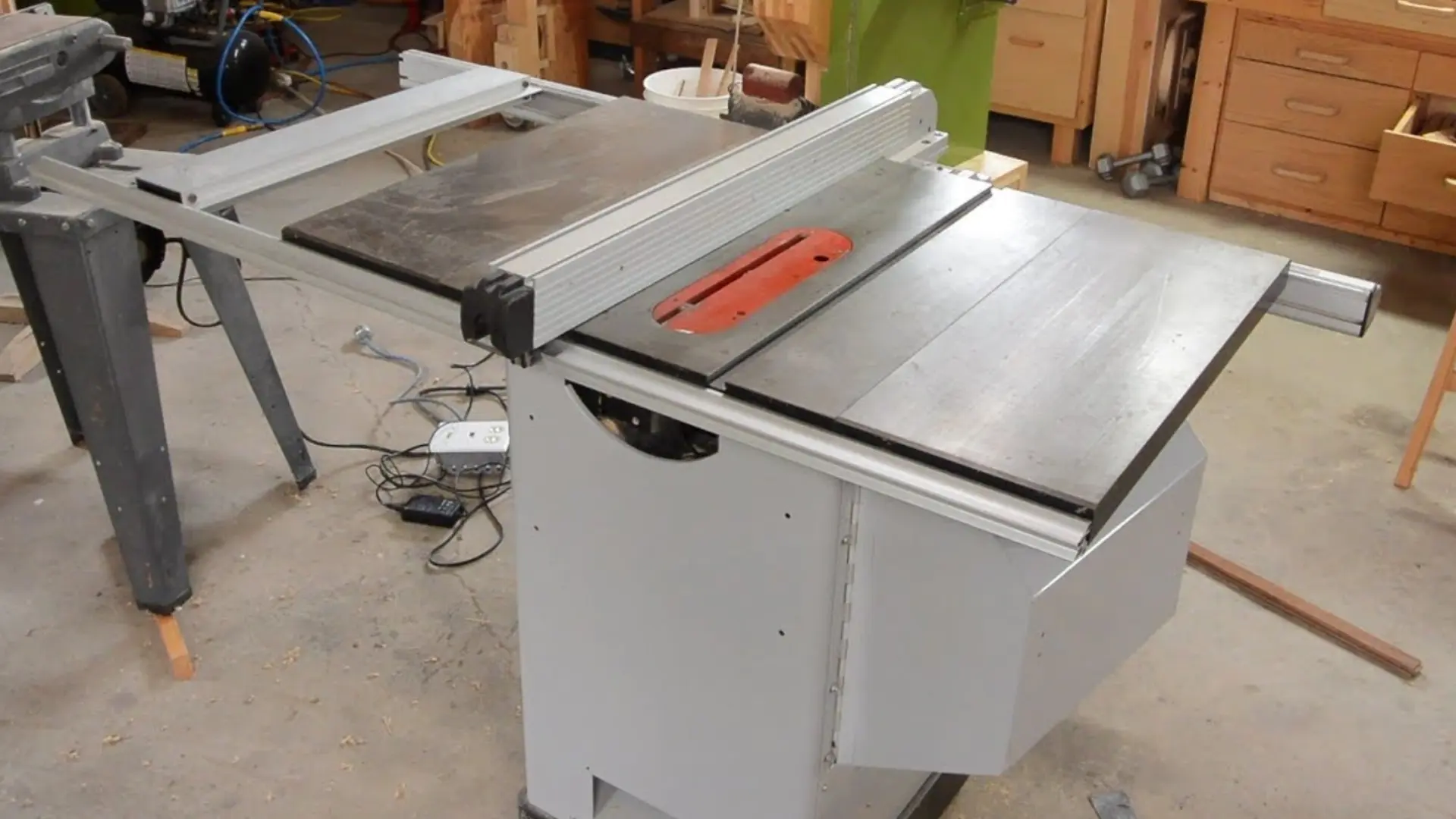 What is a hybrid table saw